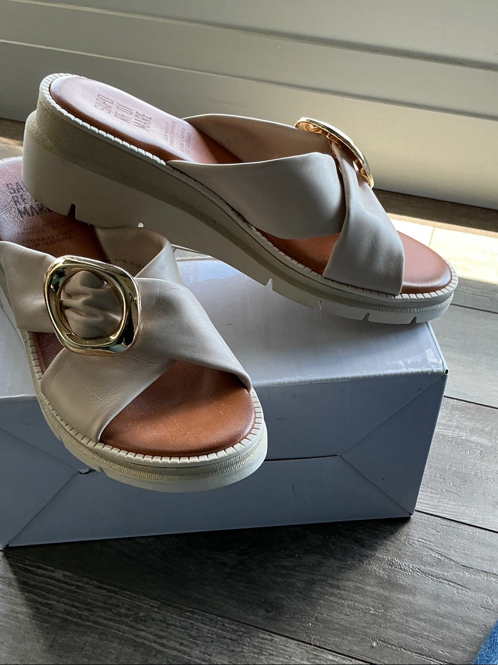 Women’s Cream Slide Sandals with Gold Accent sz 41 (10)